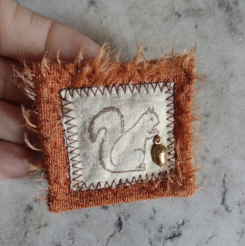 Squirrel 🐿️ brooch or pin 🍁🧡💛🤎🍂🐹🌰🥜